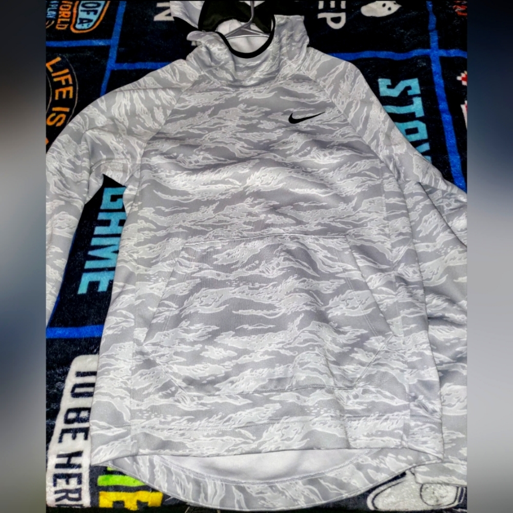Men's size small Nike DRI fit snow camo hoodie